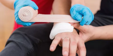 Comment utiliser correctement un kit de premiers soins?