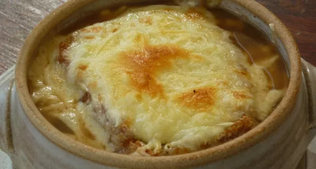 Comment préparer une soupe à l'oignon?