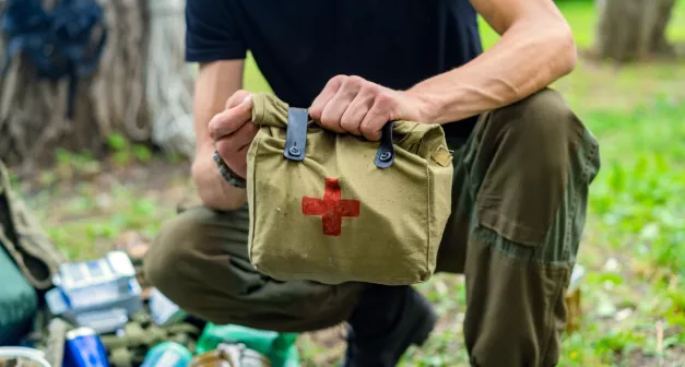 Comment créer son propre kit de premiers soins adapté à ses besoins?