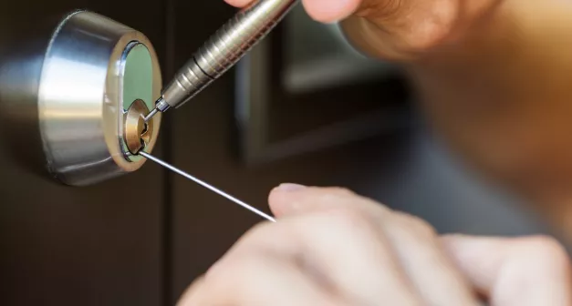 Quels sont les outils indispensables pour crocheter des serrures?