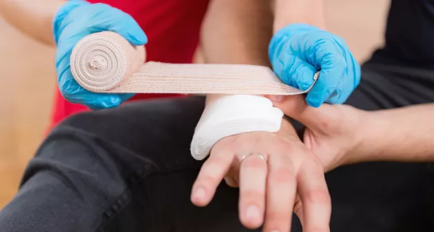 Comment utiliser correctement un kit de premiers soins?