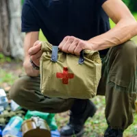 Comment créer son propre kit de premiers soins adapté à ses besoins?