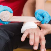 Comment utiliser correctement un kit de premiers soins?